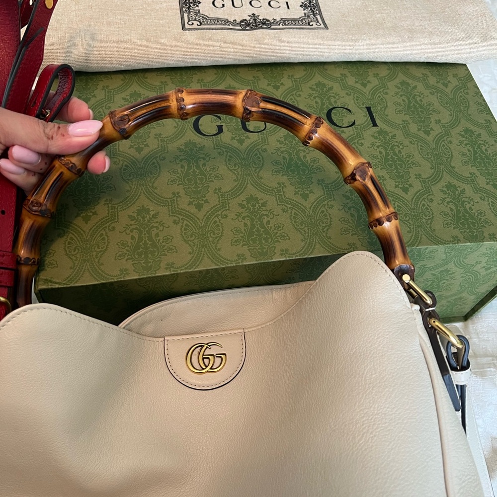 Gucci Cream Leather Shoulder Bag with Bamboo Handle and Gold Logo - Picture 3 of 4